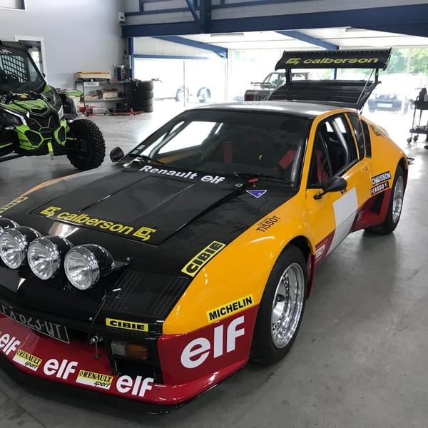 voiture de course jaune